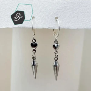 Handgjorda örhängen - Handgjorda örhängen ● Material- rostfritt stål ●Örhängeskrokar - rostfritt stål ●Längd -4, 5cm .Vattentåliga, ändrar inte färgen! Följ:@ekjewelryofficial . 