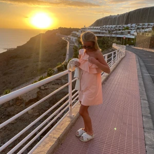 Klänning - Så så fin klänning som tyvärr inte kommer till användning. Köpt på plick men är i väldigt bra skick💖