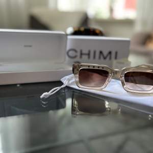 Säljer mina helt oanvända solglasögon ifrån Chimi. Nypris  1 250kr och säljer för 650kr. Modell 05 och färg Ecru💗💗