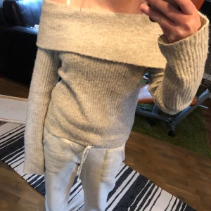 Stickad Offshoulder  - Jätte fin och mysig stickad offshoulder tröja från H&M i storlek M, fast jag skulle säga att den passar S också.  Knappt använd så inget slitage eller liknande💗
