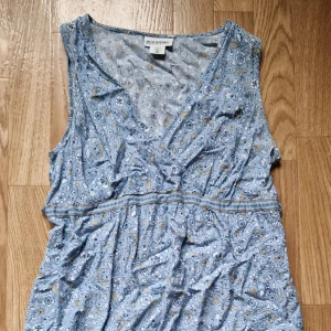 Sommarklänning  - En söt sommarklänning gjord i Indien. Liten i storleken.