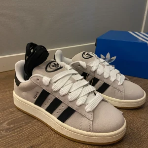 Adidas Campus 00 - Adidas campus 00, aldrig använda. Storlek 39 1/3. Vita och svarta snören följer med
