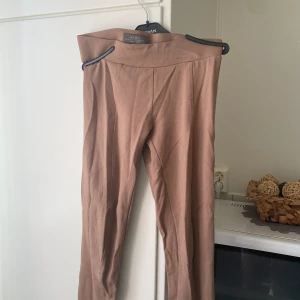 Ljusbruna byxor  - Dessa är endast testade  Skulle säga att materialet är mer åt leggings hållet en vanliga byxor  Dessa är i storlek L men jag som är storlek S tycker att dom passar bra. Skulle kunna passa en M också  