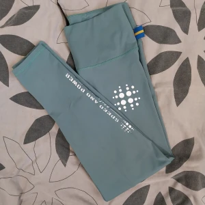 Träningstights - Helt nya träningstights från Speed and Power.  Dom är lite mindre i storleken då det är compression i dom!  Min mobil visar inte färger bra men dom är mer gröna som sömmarna.  Jätte fina tights men får tyvärr inte på mig dom då dom är lite tajtare :(