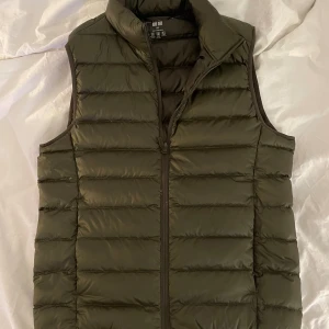 Mörkgrön Uniqlo väst - Tja, säljer denna oliv gröna uniqlo väst som aldrig använts. Den sitter perfekt mellan 165-175. *Jag är 173* 