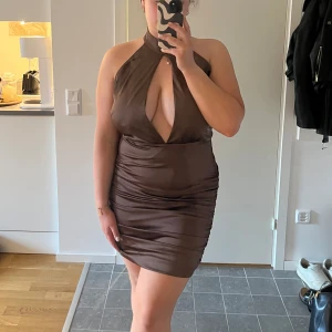 Klänning Bianca x Nelly - Klänning från Nelly öppen i ryggen, oanvänd. Ganska mycket tyg över brösten och är därför inte använd. Skulle säkert kunna sys in där lätt men jag orkar inte de haha☺️