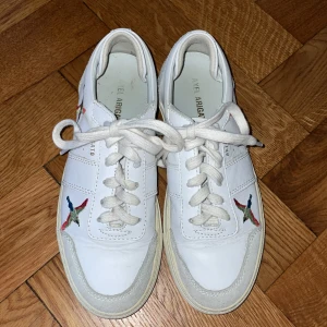 Axel Arigato skor - Axel arigato skor i bra skick, använda fåtal gånger och är som nya! Storlek 36