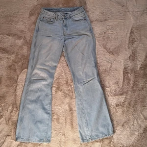 Jeans - Bootcut jeans, ljusblå, med extra detalj på insidan av bootcuten (se bild två). Midwaist, men mer lågmidjade än högmidjade. Inget fel på dem, inga skador, helt perfekta men bara för små för mig.  Köpta för 500kr  Kontakta för mer info/fler bilder. 