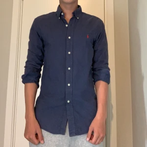 Polo Ralph Laurn Skjorta - Hej! Säljer en navy Ralph Lauren skjorta, relaxed fit. 