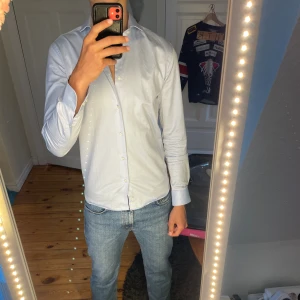 Bläck skjorta - Hej säljer min feta bläck skjorta som är endast använd en gång! Den är som sprillans ny och passar dig ifrån 170cm till 190. Är det något ni undrar är det bara ställa frågor.