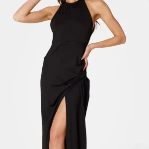 Balklänning - Detta är en basic men väldigt fin balklänning. Endast använd i några timmar vid ett tillfälle. Bar förra året och hade så XS som klänningen säger, men har idag S och passar fortfarande. Känner att jag ej kommer ha användning för den💞