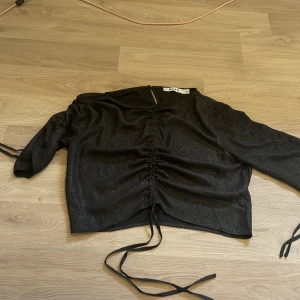 Jättefin festtopp 🎊 - Köpt för 349 från NA-KD❤️Tyvärr är den för liten för mig och har haft den typ 6 gånger men fortfarande i super fint skick! Den e helt glittrig