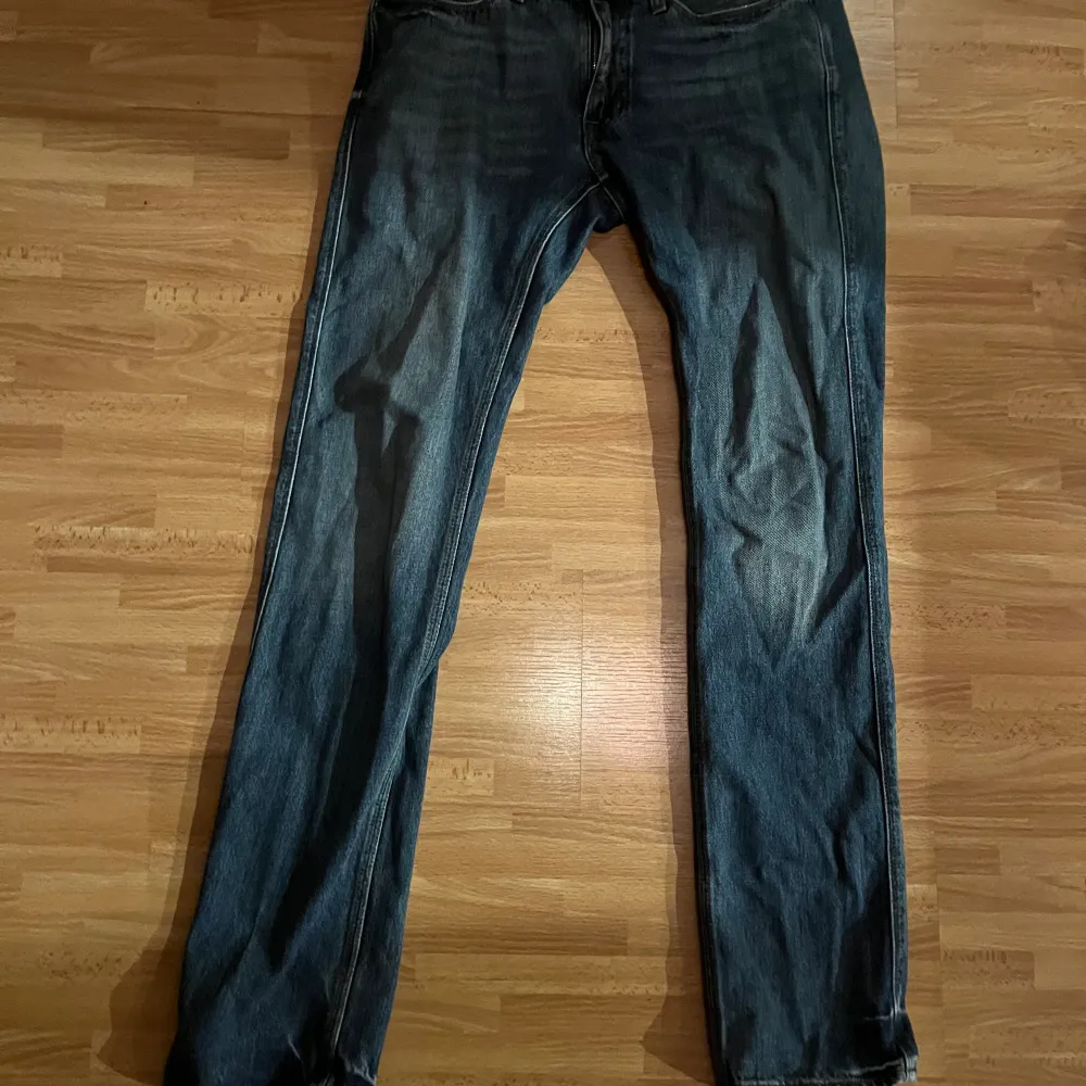 Acne studios Max jeans Slim fit aldrig använd kom pm för frågor eller funderingar . Jeans & Byxor.