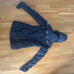 Uhip ridjacka - Fin uhip ridjacka, hyfsat tjock så funkar toppen vid kyligare tillfällen! Storlek 160. Jag är 163 cm lång och den passar precis👍 Hör av er om ni har eventuella frågor 💕Nypris: 1000+