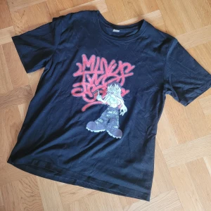 T-shirt - Mörkblå t-shirt i bra skick storlek M