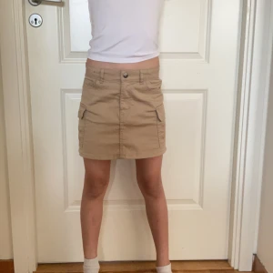 Beige cargo kjol - Beige cargo kjol i bra skick 