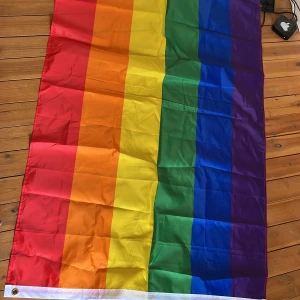 Pride flagga - En stor Pride flagga. 90cm bred och 153 lång. Inga deftekter alls! Pris kan diskuteras vid snabb affär ❤️
