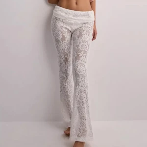 Crochet pants - Ett par skitsnygga spetsbyxor ifrån Nelly. Säljer då dem är för korta för mig som är 174. Storlek M men skulle mer säga att de är S/36. De är endast använda 1 gång och nypris var 399kr.