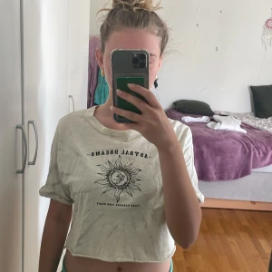 Crop topp - Jötte söt tröja från pull and bear i storlek S. Nästan oanvänd inte min stil längre❤️