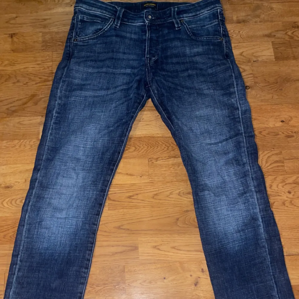 Jack and Jones jeans, säljer pågrund av att de inte kommer till användning längre. Färg mörk blå, Slim fit, storlek 30/32 nypris 900 mitt pris 200. Kan gå ner i pris vid snabb affär. Jeans & Byxor.