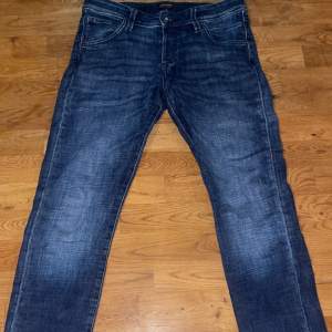 Jack and Jones jeans, säljer pågrund av att de inte kommer till användning längre. Färg mörk blå, Slim fit, storlek 30/32 nypris 900 mitt pris 200. Kan gå ner i pris vid snabb affär