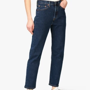 Levis 501 28/30 - Säljer ett par mörkblåa Levi’s jeans 501 crop i storlek 28/30. De är använda kanske 3-4 gånger, inga anmärkningar 