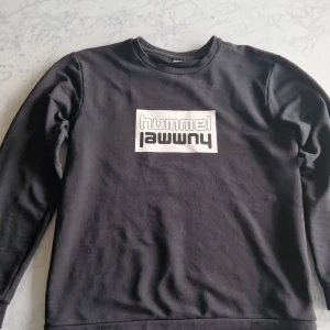 3 plagg - Hummel: bra skick, storlek 164. Under armour: helt oanvänd (lappen är kvar), storlek ungdom XL. Superdry: helt oanvänd( lappen kvar), storlek XS. Alla 3 för 350. 