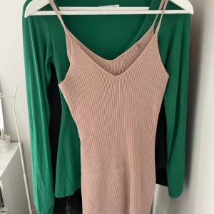 Klänning  - Går strax under knäna på någon som är medellång🥰  Använd fåtal gånger, bra kvalite