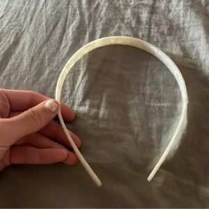 Diadem - Vitt glansigt diadem.