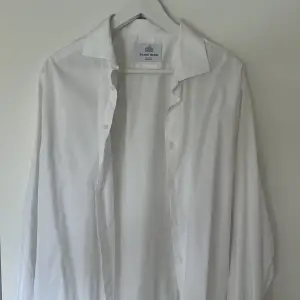 Snygg och fräsch skjorta av högsta kvalite från The Shirt Factory. Storlek 42 (XL). Använd 2-3 gånger. Passar perfekt till vardagen eller kostymen! Ordinarie pris 1200. Nu 900kr.