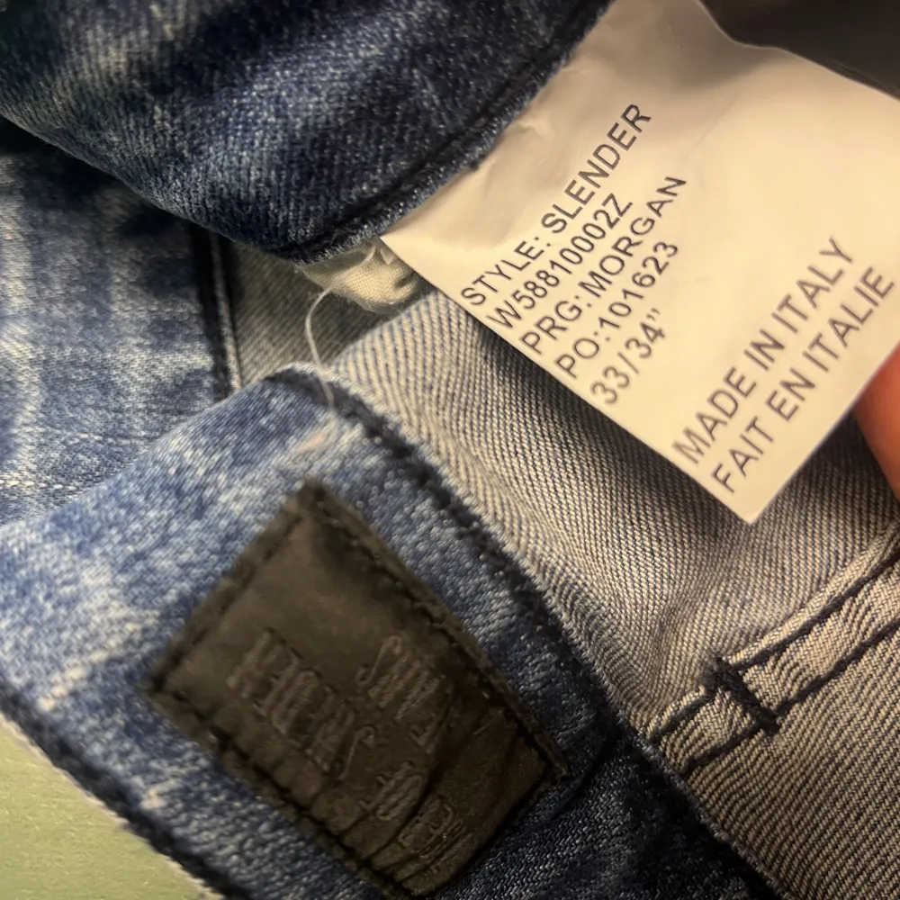 Tja! Nu säljer vi dessa feta jeans från tiger of Sweden med jäkla snygg tvätt. Modellen heter Slender och de är uppsydda i benen så är lite kortare än 34 vanligtvis.. Jeans & Byxor.