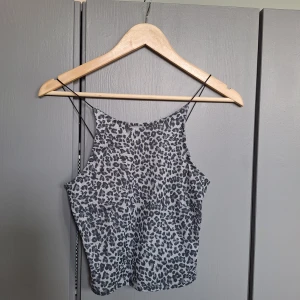 Grå leopardmönstrad topp, leopard linne strl XS  - Grå leopardmönstrad topp, leopard linne strl XS. Fint skick, knappt använd. Djurfritt och rökfritt hem. Missa inte mina andra annonser ❤️