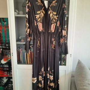 Klänning - Oanvänd klänning med tungt snyggt fall. Nypris 599 kr, prislapp kvar