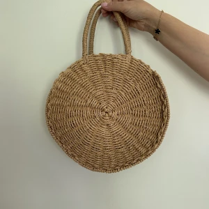 Stråväska - Fin stråväska från stradivarius , perfekt sommarväska. Går att ha crossbody. 200kr