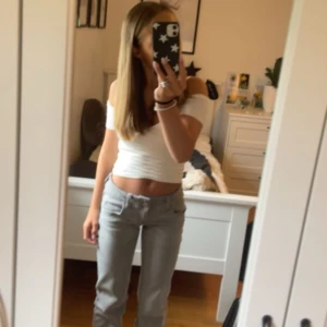 vit topp från bershka  - vit topp från bershka💗 köpt i kroatien förra sommaren för 250kr, kommer sälja för 180kr💗 storlek S men känns som en xs eller xxs