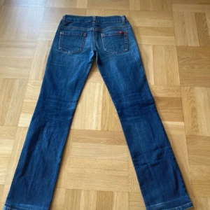 Jeans från ONLY - Säljer dessa snygga mörkblå bootcut jeans från ONLY i storlek 38/34!! I väldigt bra skick!🌸 Mått:  Midja: 38 x 2 Innerbenslängd: 83 cm
