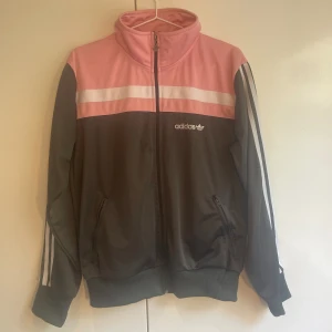 Adidas zipup tröja - Säljer denna fina Adidas zipup tröjan som är köpt i Litauen 2022. Fint skick och sällan använd. Tröjan är i storlek XL men skulle mer säga att den passar än XS-S. 