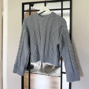Babyblå chunky stickad tröj - Babyblå chunky stickad tröja, storlek XS men passar större beroende på hur oversize man vill ha den. Perfekt nu i sommar!