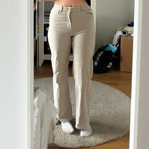 Beiga byxor - Köpta på HM 2021, välanvända men inte min stil längre. Extremt bekväma och stretchiga 