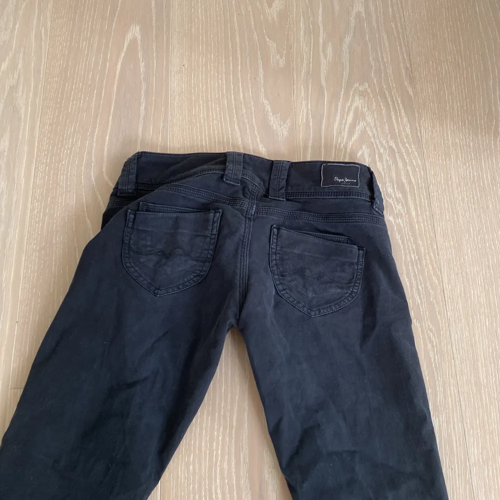 Säljer super fina blå/svarta Pepe jeans. Storlek 27/32. Köpt begangnat men var lite för stora. Säljer för 200kr.🥰. Jeans & Byxor.