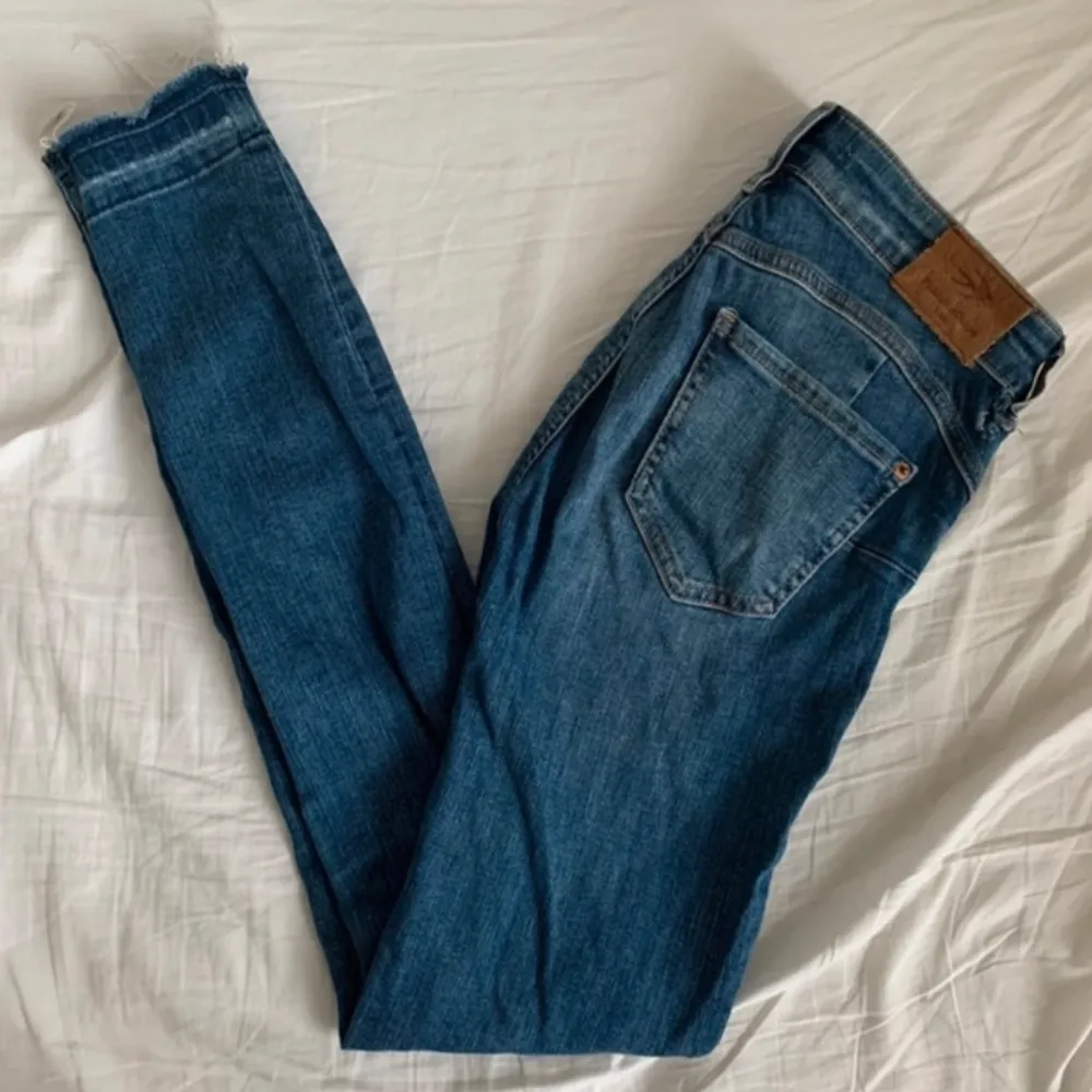 Super snygga low waisted ripped jeans från Pull & Bear! Dessa var mina favoriter då dom är bekväma, snygga och har en fin passform. Jeansen har ett litet hål på sidan som inte syns så tydligt och som enkelt kan fixas (se sista bilden). Storlek 32 🧵. Jeans & Byxor.