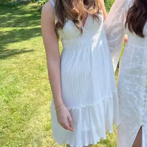 Supersöt klänning perfekt till sommaren. Köpt från gina förra året inte använt så mycket storlek xs🥰 