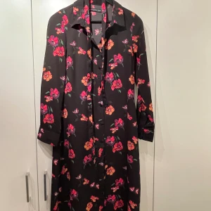 Fest klänning  - Snygg festklänning med skärp i midjan. Längd strax under knä. 