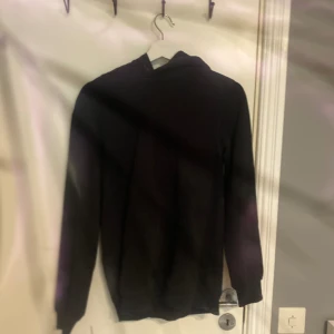 Svart hoodie - En svart hoodie, bra kvalitet