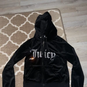 Bling juicy byxor - Helt nytt svart Juicy Coutore-sett som jag fick i present för 1 år sedan. Aldrig använt dom, bara provat på. Storlek S båda koftan och byxorna men sitter fint ändå.  Säljer eftersom jag inte använder dom.🩷