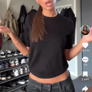 Trendig Zara tröja🤩 - Säljer denna snygg t-shirt från Zara i superfint skick då den ej kommer till användning.✨Toppen är i ett otroligt mjukt och skönt material, som ändå andas och sitter superfint på olika kroppstyper. Jättebra skick, använd ett fåtal gånger.😍😍