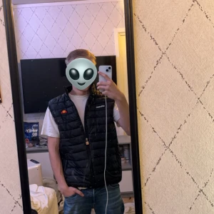 Ellesse väst - Säljer då jag inte använder Strlk m Liten skavank på ryggen på bild 3