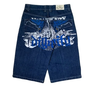 Raw Blue Jorts - Raw Blue jorts i storlek W32. Jag på bilden är 180 cm. Mått: ytterbenslängd - 67 cm, midjemått - 41 cm, benöppning - 29 cm. Skriv för fler bilder och frågor!