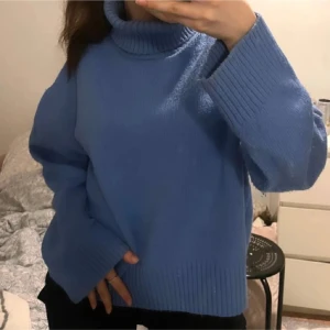 Stickad tröja - Fin stickad tröja med små defekter som knappt syns 🩵