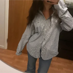 Skjorta  - Fin skjorta, saknar dock en knapp längst ner. 🤍